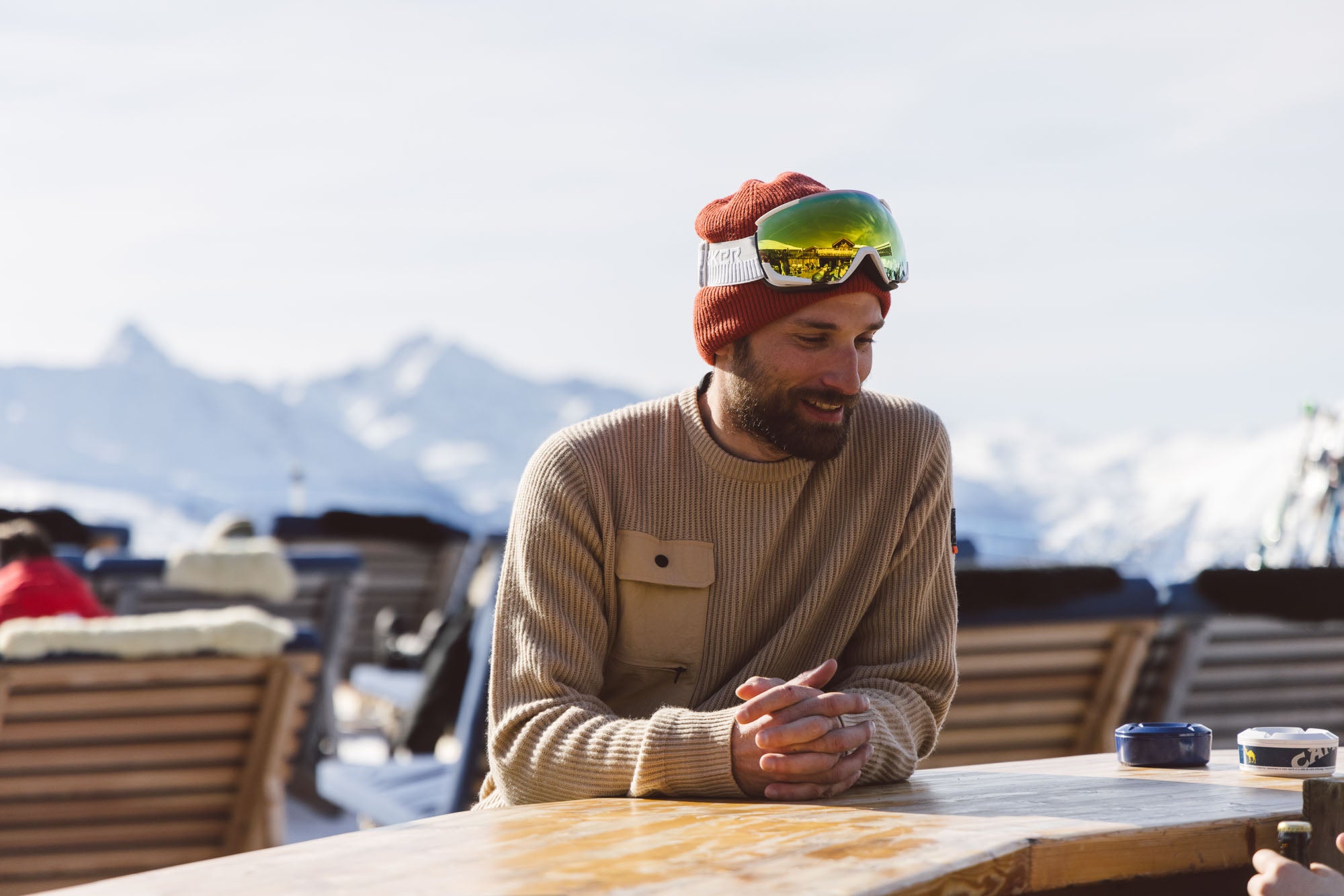 EIn Mann sitzt an der Bar und wartet auf seine Bestellung