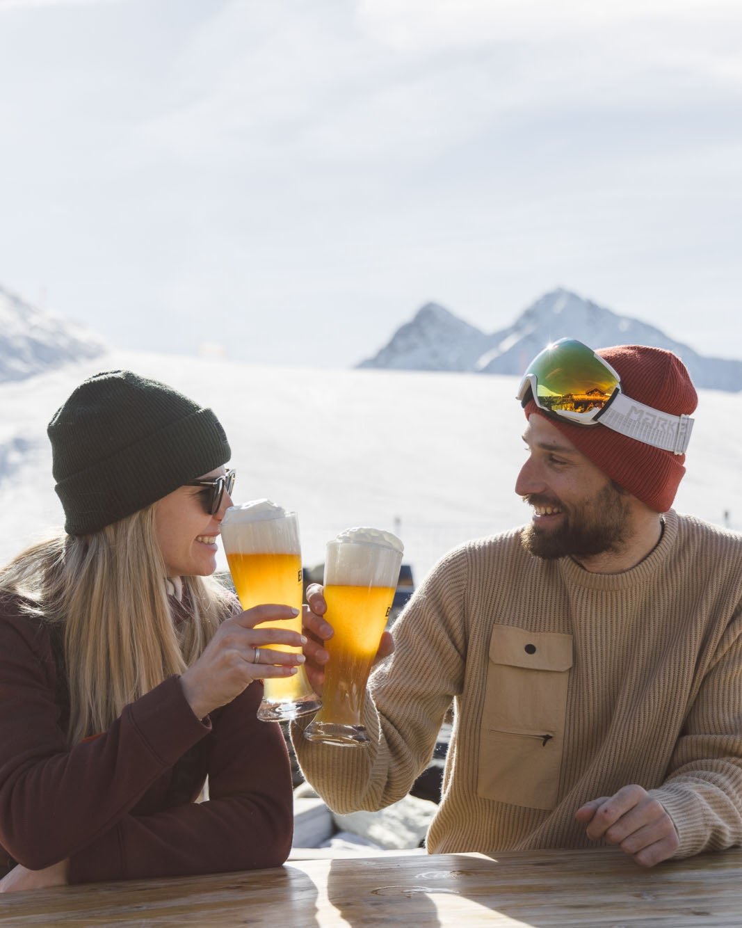 EIne Dame und Herr im Apres Ski an der Bar