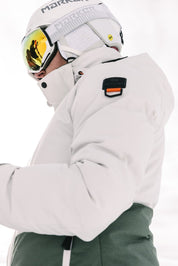 Eine Dame mit der pinke green / white Lenk Skijacke von Belowzero
