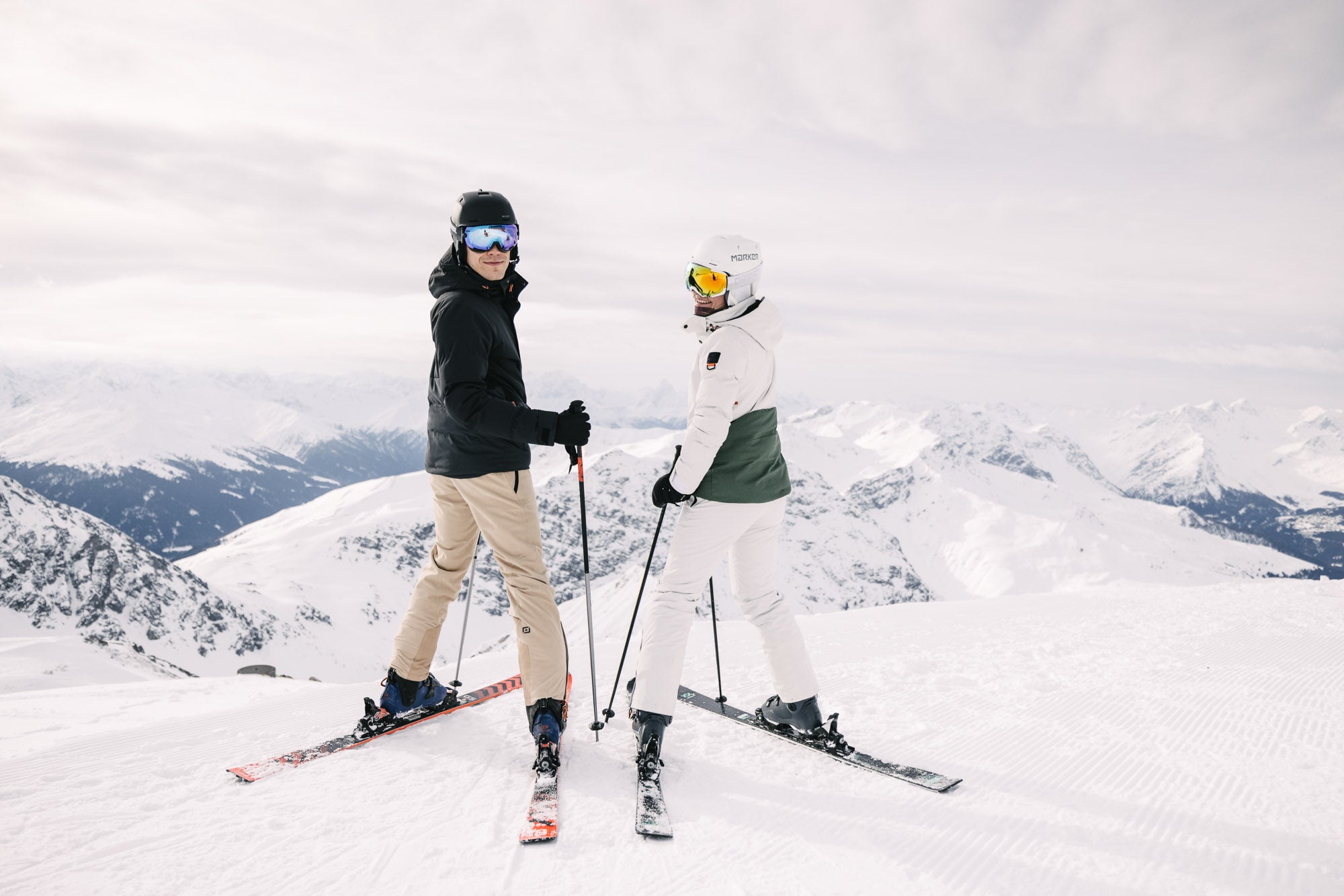 Eine Dame und ein Herr mit Belowzero Outfit auf der Piste