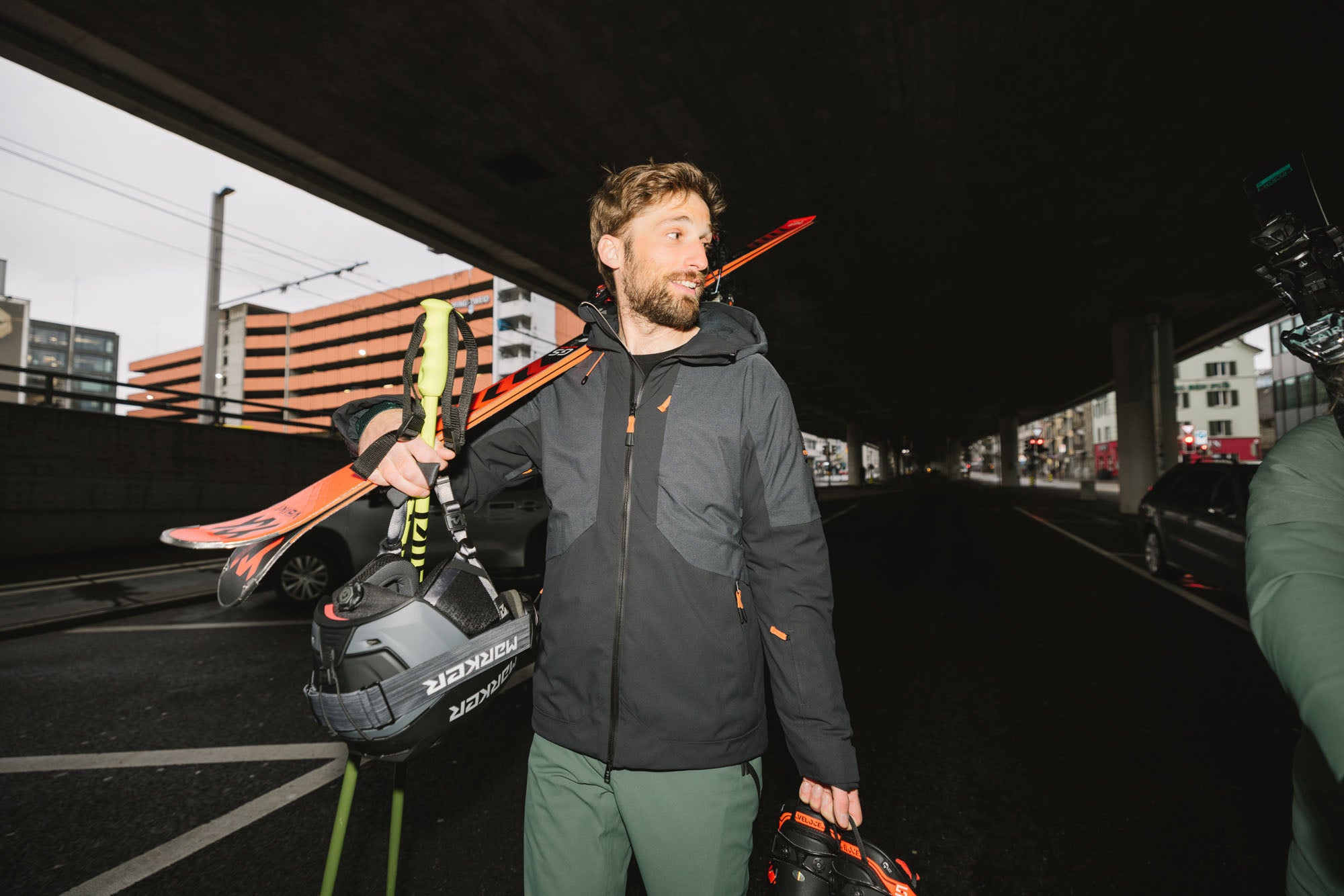 Ein Mann mit Belowzero Ausrüstung ist auf dem Weg zum Zug um zum Skifahren zu fahren