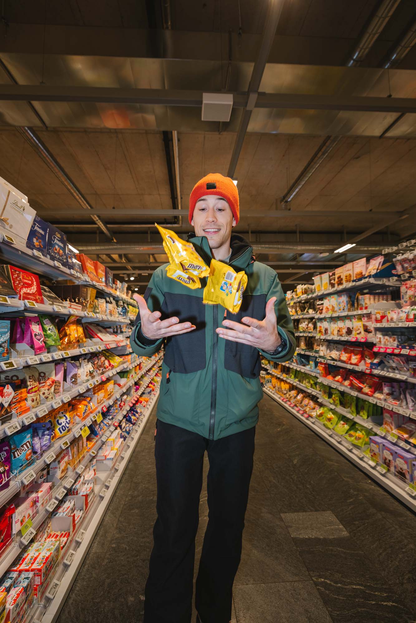 Ein Herr in Belowzerobekleidung in einem Supermarkt