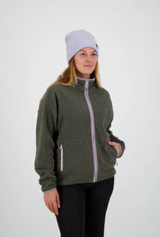 Ein Damenmodel trägt den Lugano Teddy Fleece in grün von Belowzero. Auf dem Bild ist die Frontansicht zu sehen.