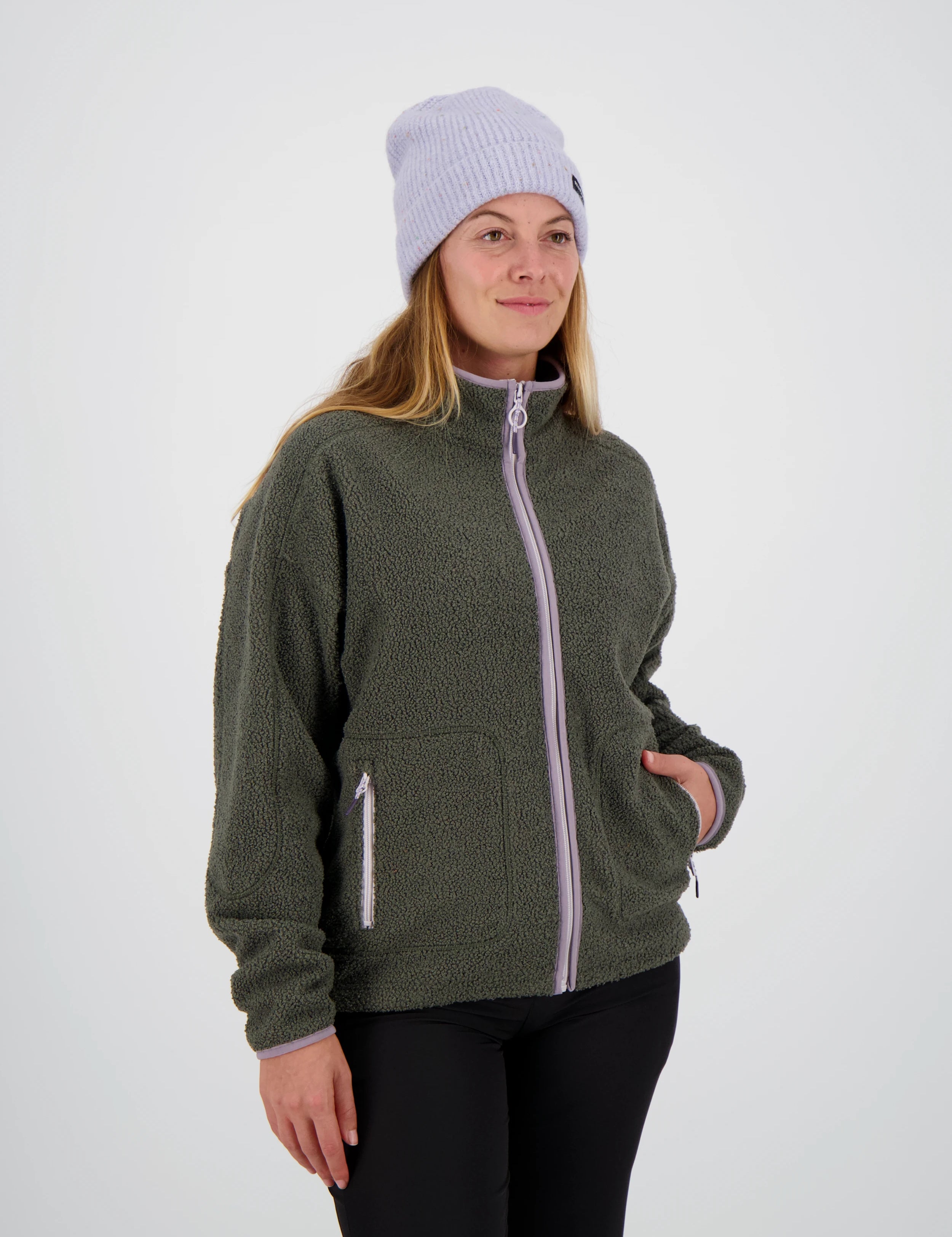 Ein Damenmodel trägt den Lugano Teddy Fleece in grün von Belowzero. Auf dem Bild ist die Frontansicht zu sehen.