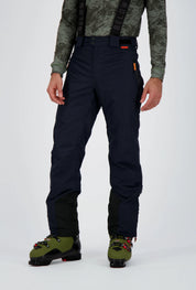 Ein Herrenmodel trägt die Titilis Skihose mit Hosenträge in blau. Auf dem Bild ist die Frontansicht zu sehen.