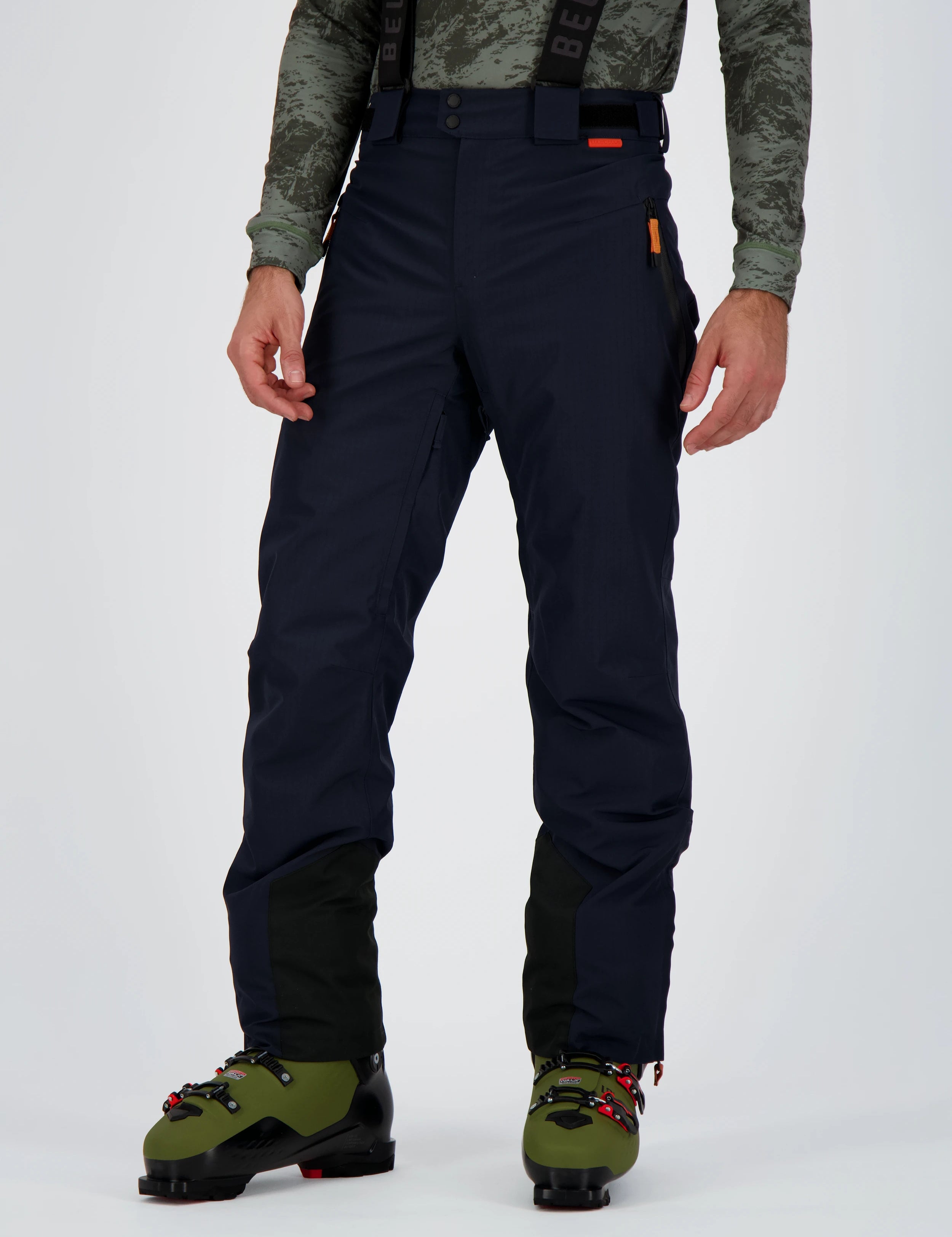 Ein Herrenmodel trägt die Titilis Skihose mit Hosenträge in blau. Auf dem Bild ist die Frontansicht zu sehen.