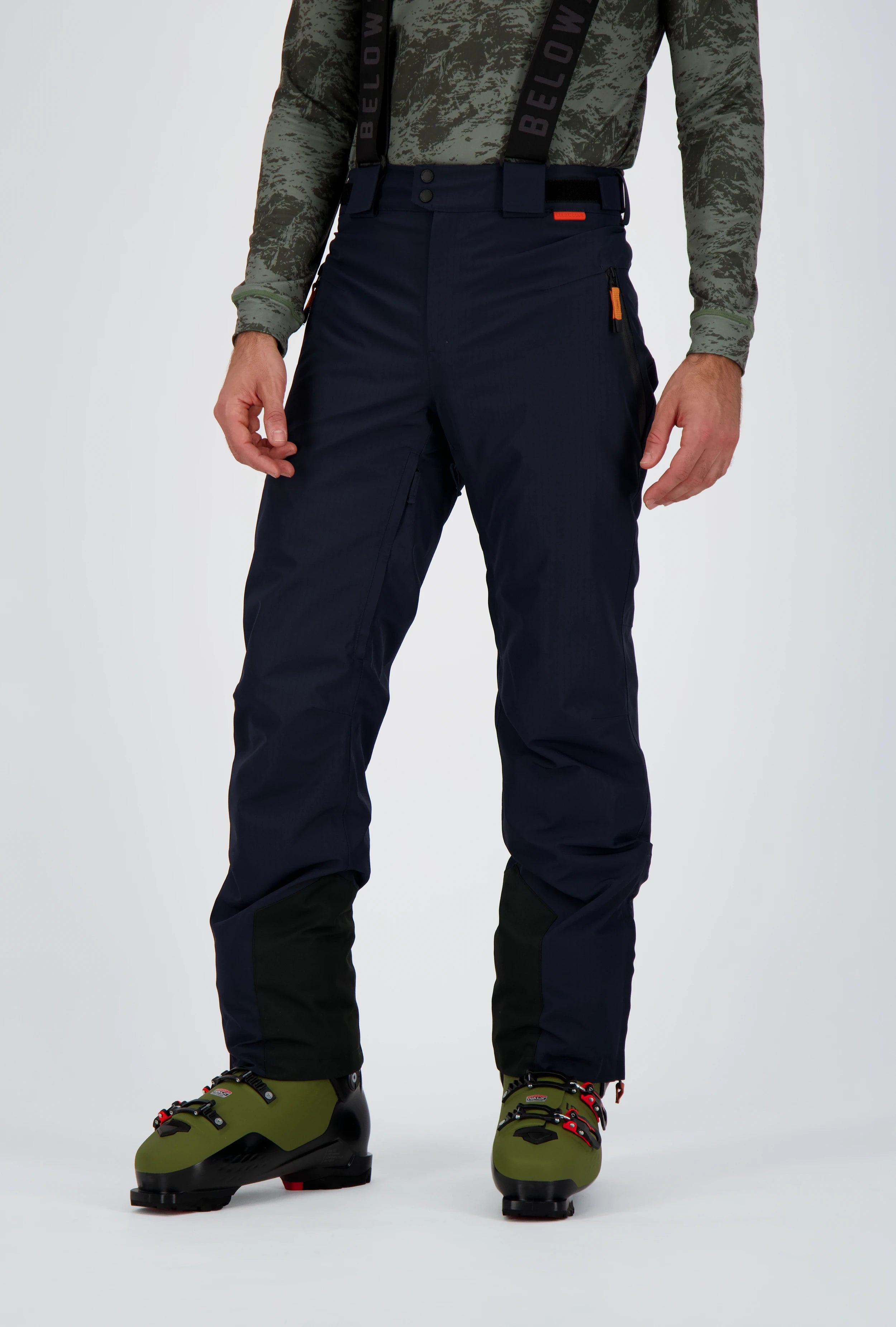 Ein Herrenmodel trägt die Titilis Skihose mit Hosenträge in blau. Auf dem Bild ist die Frontansicht zu sehen.