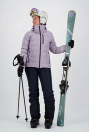 Ein Damenmodell trägt dieInterlaken Jacke / Skijacke von Belowzero in lila. Auf dem Bild ist die Ganzkörperansicht zu sehen.