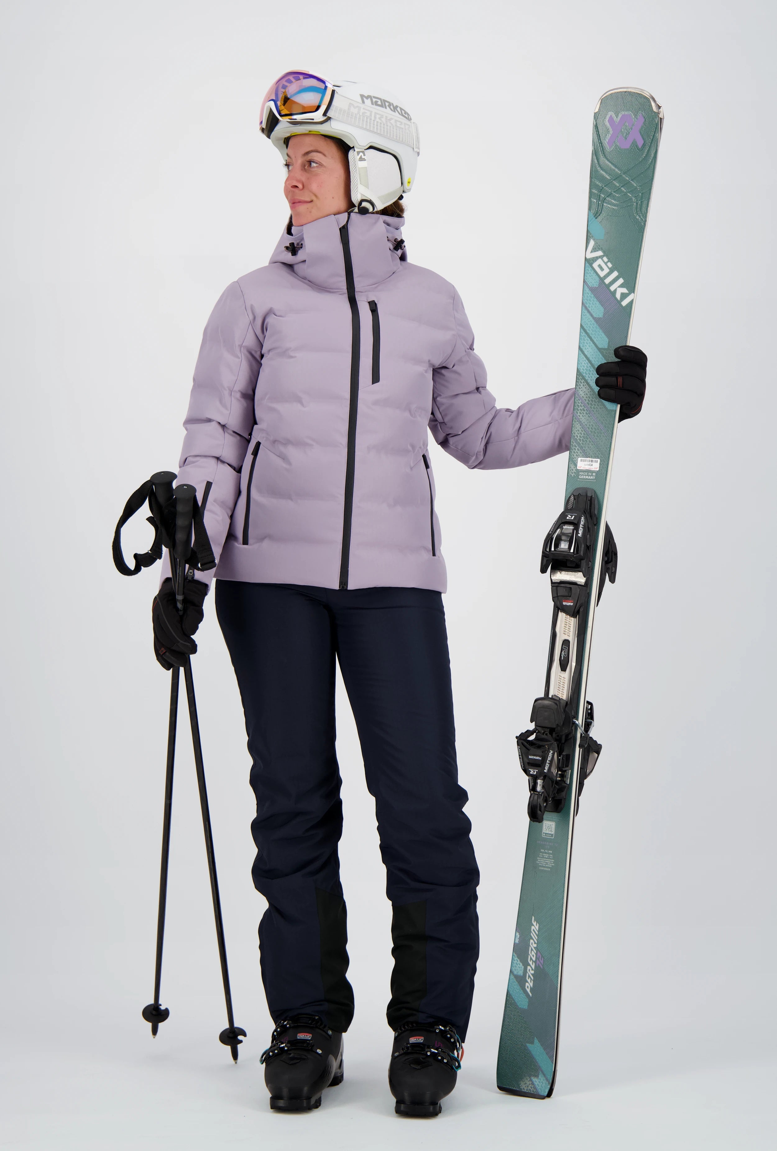 Ein Damenmodell trägt dieInterlaken Jacke / Skijacke von Belowzero in lila. Auf dem Bild ist die Ganzkörperansicht zu sehen.