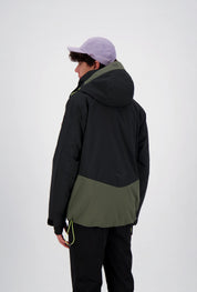 Ein Teenager (New Generation trägt die Silvretta Jacke in deep moss. Die Jacke wurde in der Rückansicht aufgenommen.
 