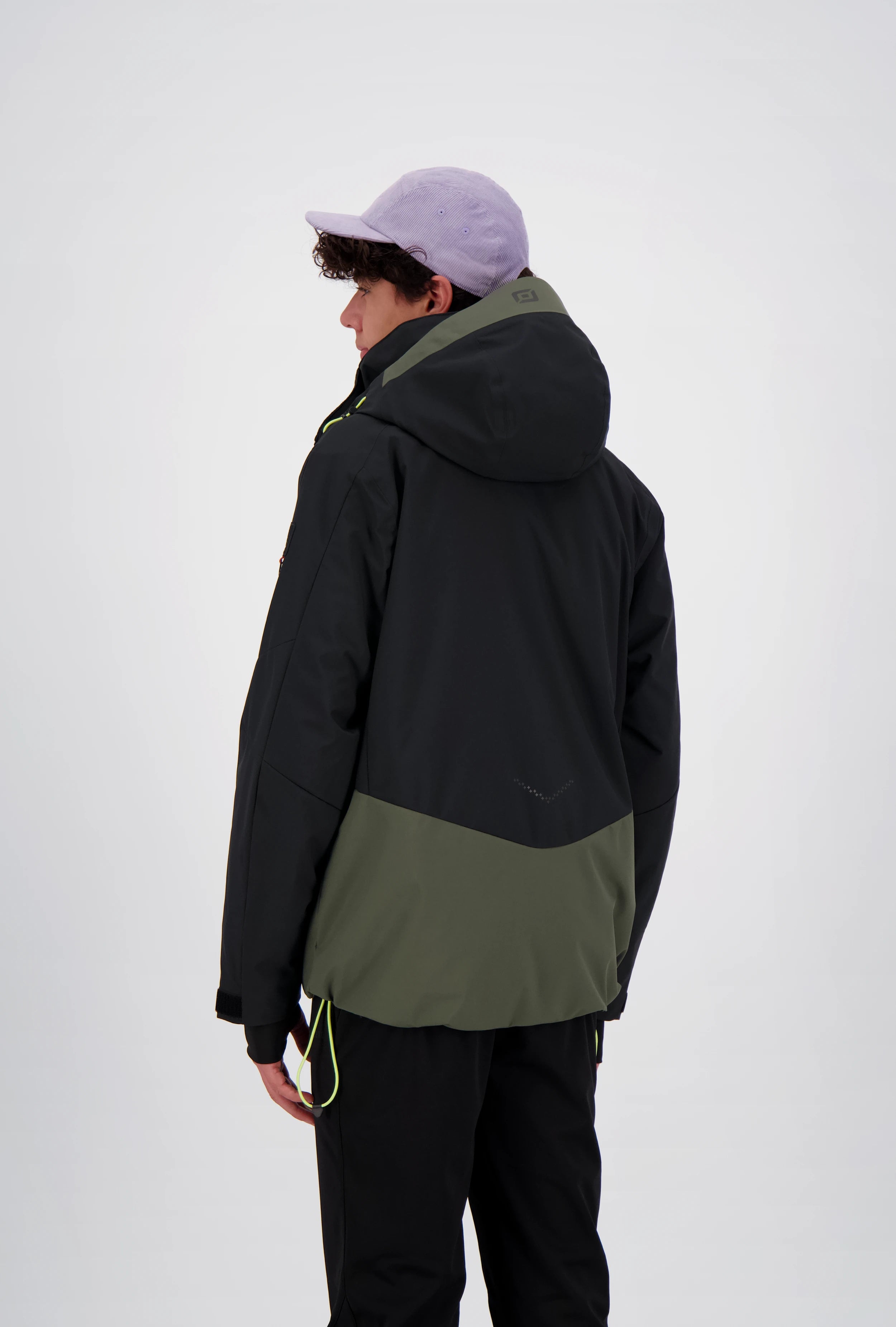 Ein Teenager (New Generation trägt die Silvretta Jacke in deep moss. Die Jacke wurde in der Rückansicht aufgenommen.
 