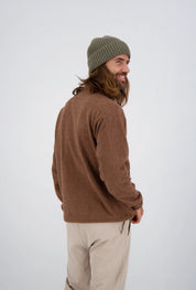 Ein Herrenmodel trägt den Locarno Teddy Fleece in braun von Belowzero. Auf dem Bild ist die Rückenansicht zu sehen.
