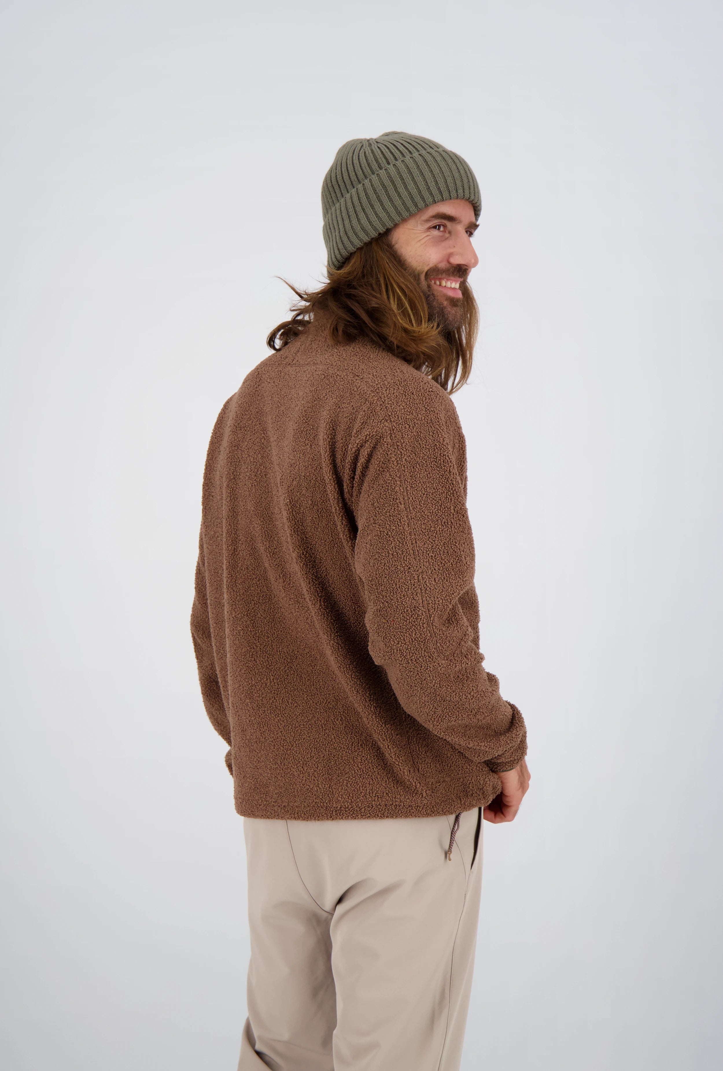 Ein Herrenmodel trägt den Locarno Teddy Fleece in braun von Belowzero. Auf dem Bild ist die Rückenansicht zu sehen.
