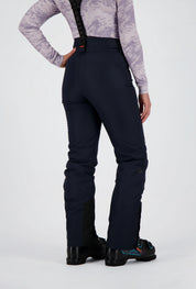 Ein Damenmodel trägt die Realp Skihose in blau von Belowzero. Auf dem Bild ist die Rückenansicht zu sehen.