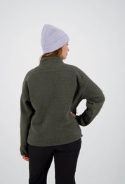 Ein Damenmodel trägt den Lugano Teddy Fleece in olive grün von Belowzero. Auf dem Bild ist die Rückenansicht zu sehen.