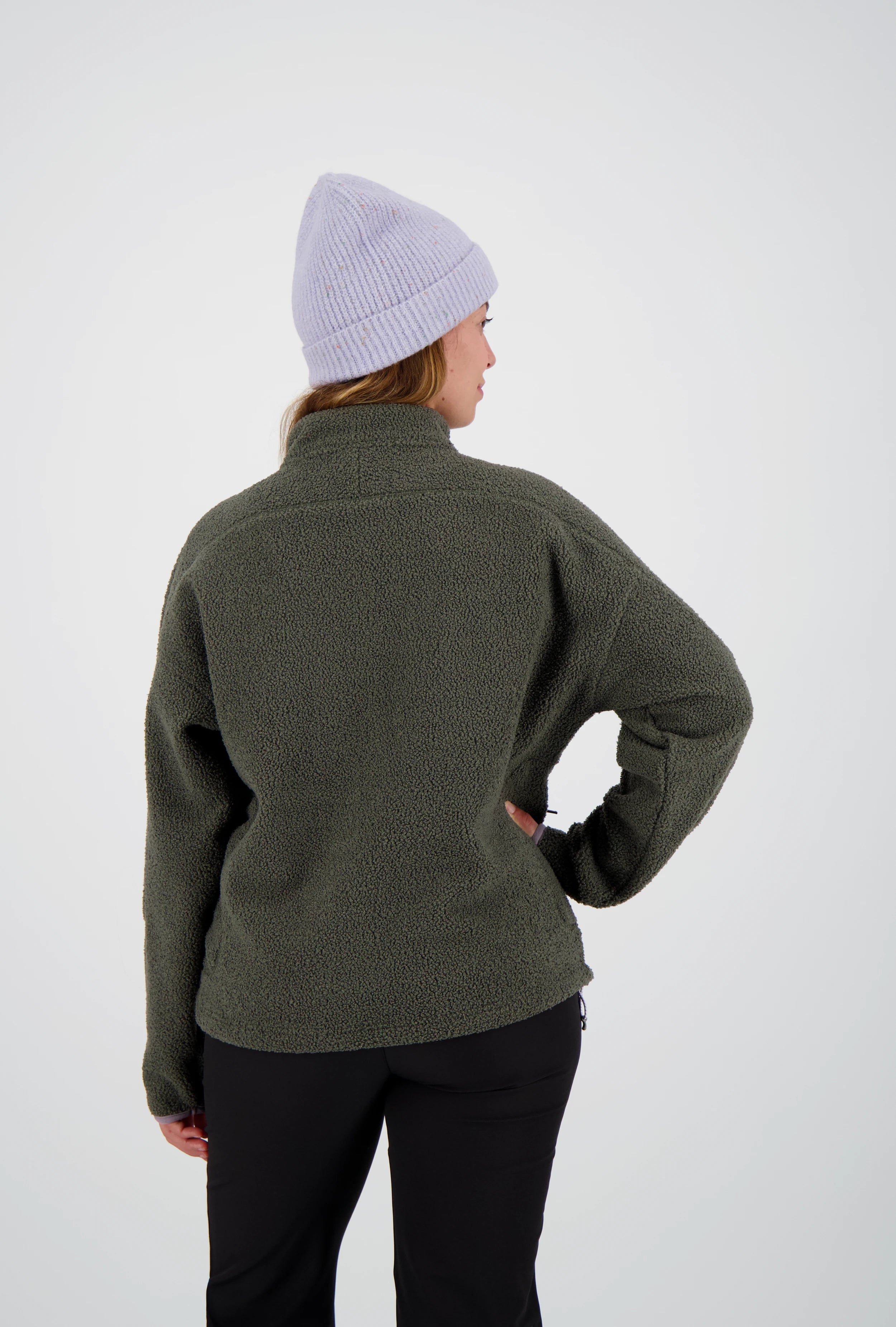 Ein Damenmodel trägt den Lugano Teddy Fleece in olive grün von Belowzero. Auf dem Bild ist die Rückenansicht zu sehen.