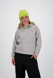 Frau mit neongelber Beanie-Mütze trägt einen grauen Belowzero Hoodie mit Kapuze und gelben Kordelzügen sowie eine schwarze Outdoorhose.