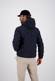 Rückenansicht eines Mannes mit dunkelblauer Cap in einer dunkelblauen Belowzero Herren Steppjacke mit Kapuze und Ärmel-Patch sowie beigefarbener Hose.
