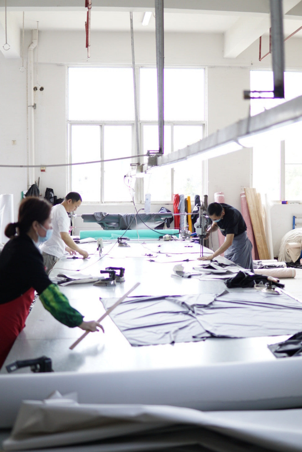 Ein Bild einer unserer Produktionstätten in China. Menschen sind dabei an der Arbeit.