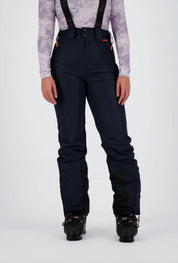 Frontansicht einer dunkelblauen Belowzero Damen Skihose mit verstellbaren Hosenträgern, verstärktem Kantenschutz am Beinabschluss und schwarzen Skischuhen.