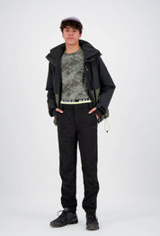 Junger Mann zeigt ein dreiteiliges Belowzero Herren-Outdoor-Outfit: Eine geöffnete zweifarbige Jacke in Schwarz und Olivgrün, ein grün gemustertes Funktionsshirt (Baselayer) mit sichtbarem Belowzero-Logo-Bund und eine schwarze Funktionshose.