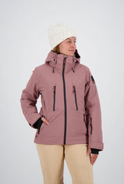 Eine Dame mit Front Ansicht 
der rosa Klosters Jacke.