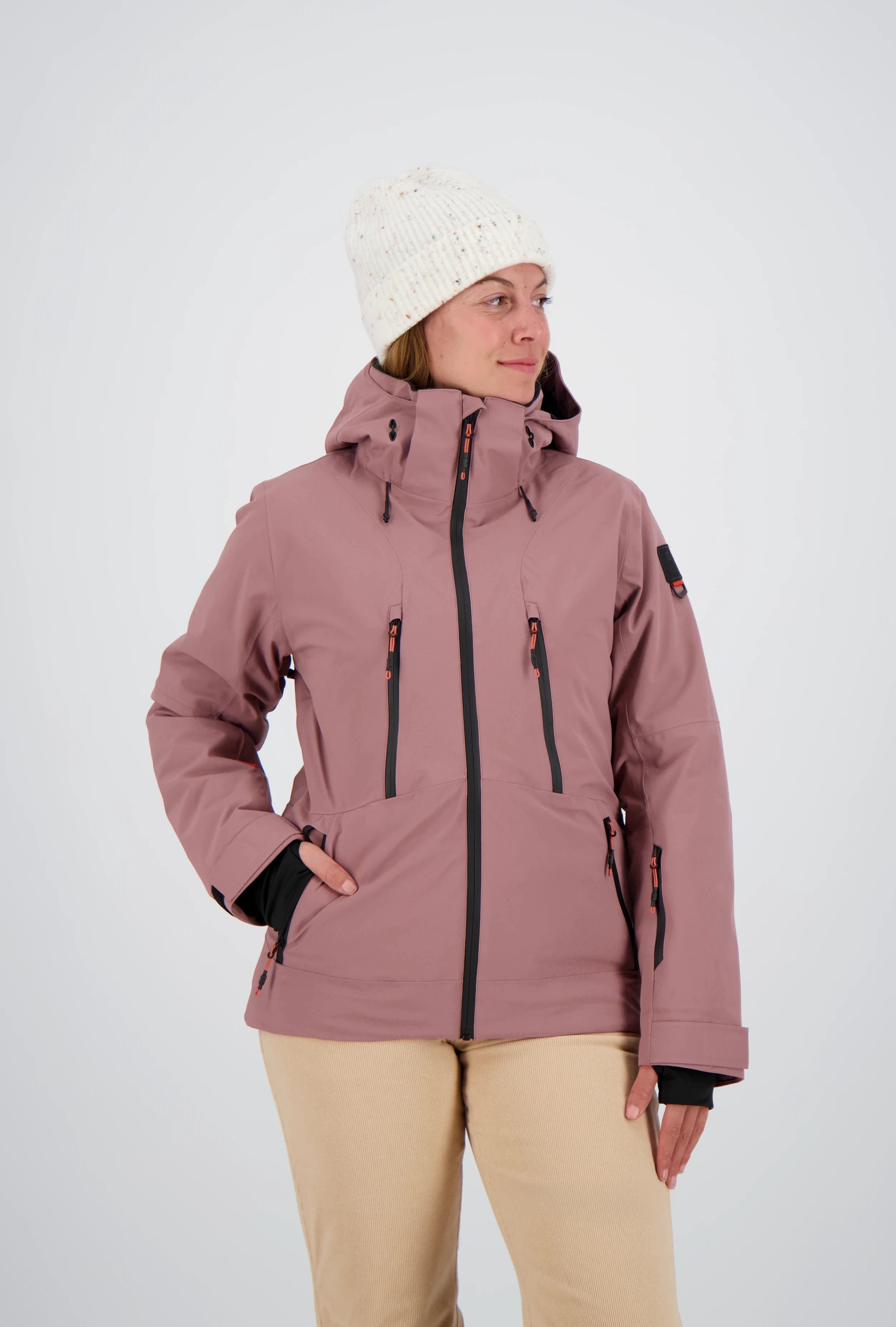 Eine Dame mit Front Ansicht 
der rosa Klosters Jacke.