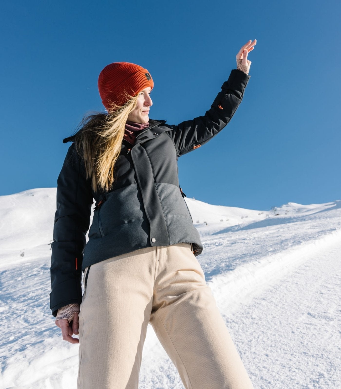 EIne Dame mit Belowzero Bekleidung auf der Piste