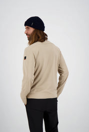 Rückenansicht eines Mannes mit langen Haaren und dunkelblauer Beanie-Mütze in einer beigefarbenen Belowzero Herren Fleecejacke mit Ärmel-Patch und schwarzer Hose.