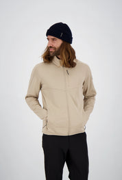 Frontansicht eines Mannes mit langen Haaren und dunkelblauer Beanie-Mütze in einer beigefarbenen Belowzero Herren Fleecejacke Midlayer mit Brusttasche und schwarzer Hose.