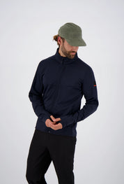 Frontansicht eines Mannes mit olivgrüner Cap in einer dunkelblauen Belowzero Herren Fleecejacke  Midlayer mit Daumenschlaufen und schwarzer Hose.