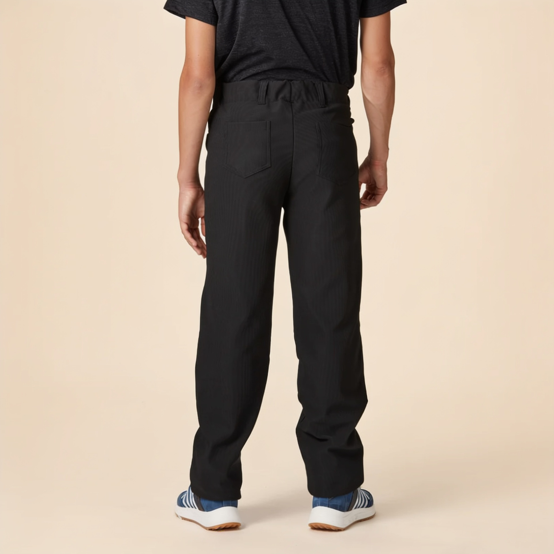 Junge trägt Unisex Belowzero Schwingerhose in schwarz