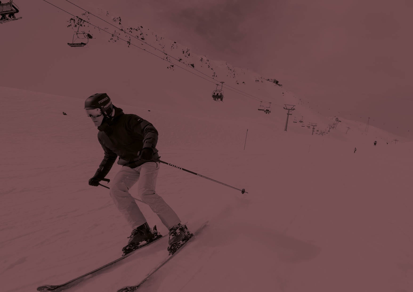 Ein Herr ist mit Belowzero Skibekleidung auf der Skipiste unterwegs