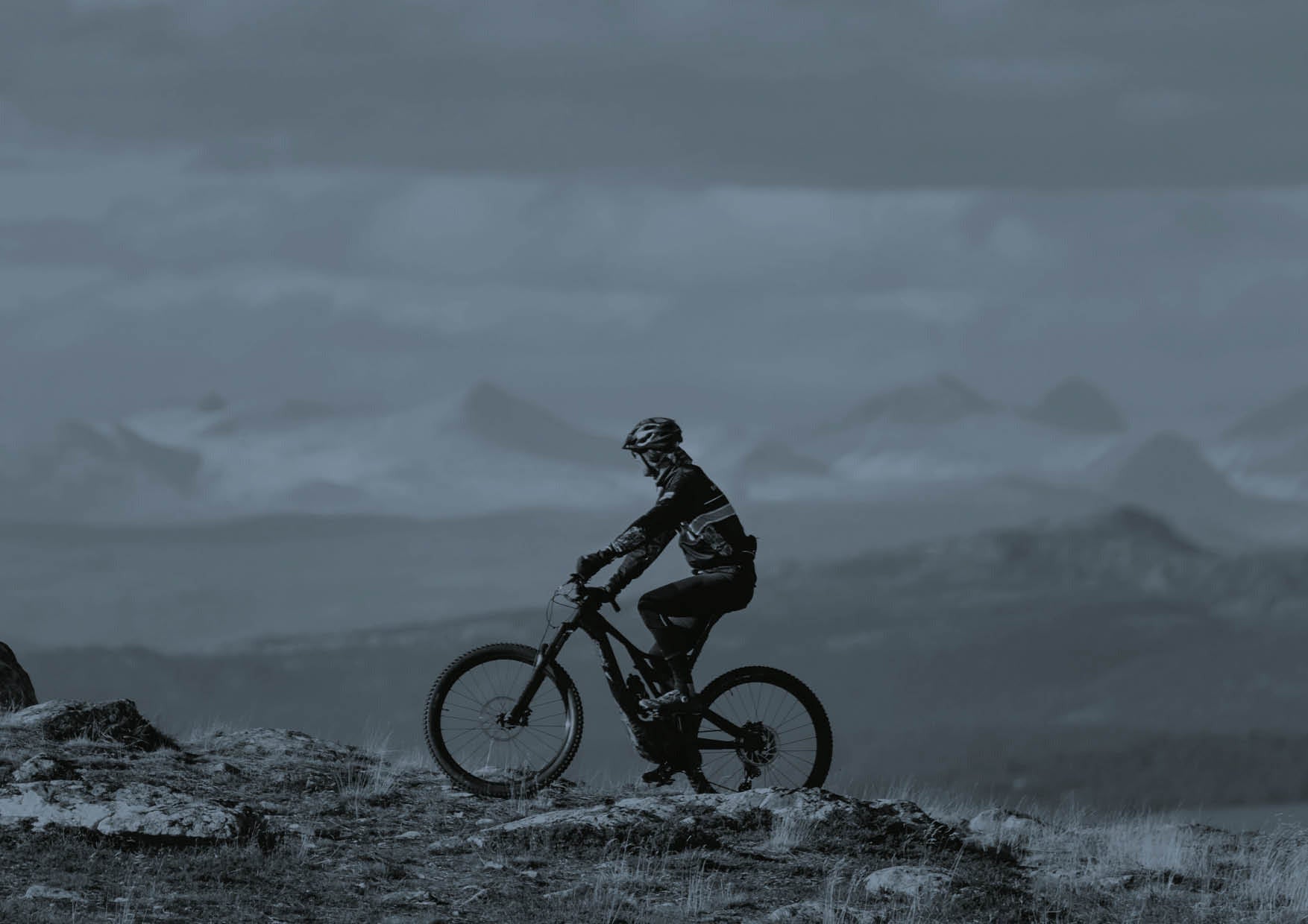 Ein Herr auf dem Mountainbike in den Bergen