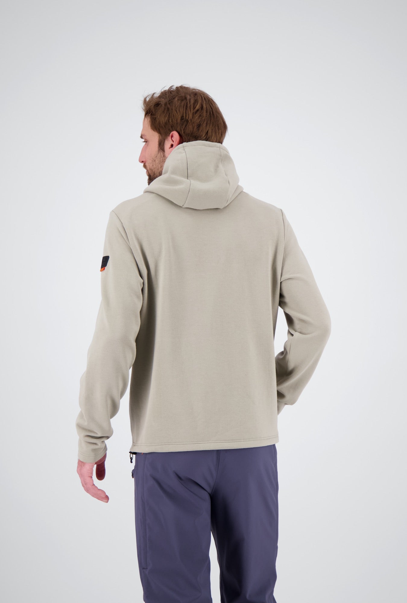 Rückenansicht des dry moss Herren Tech Hoodie Brig von Belowzero