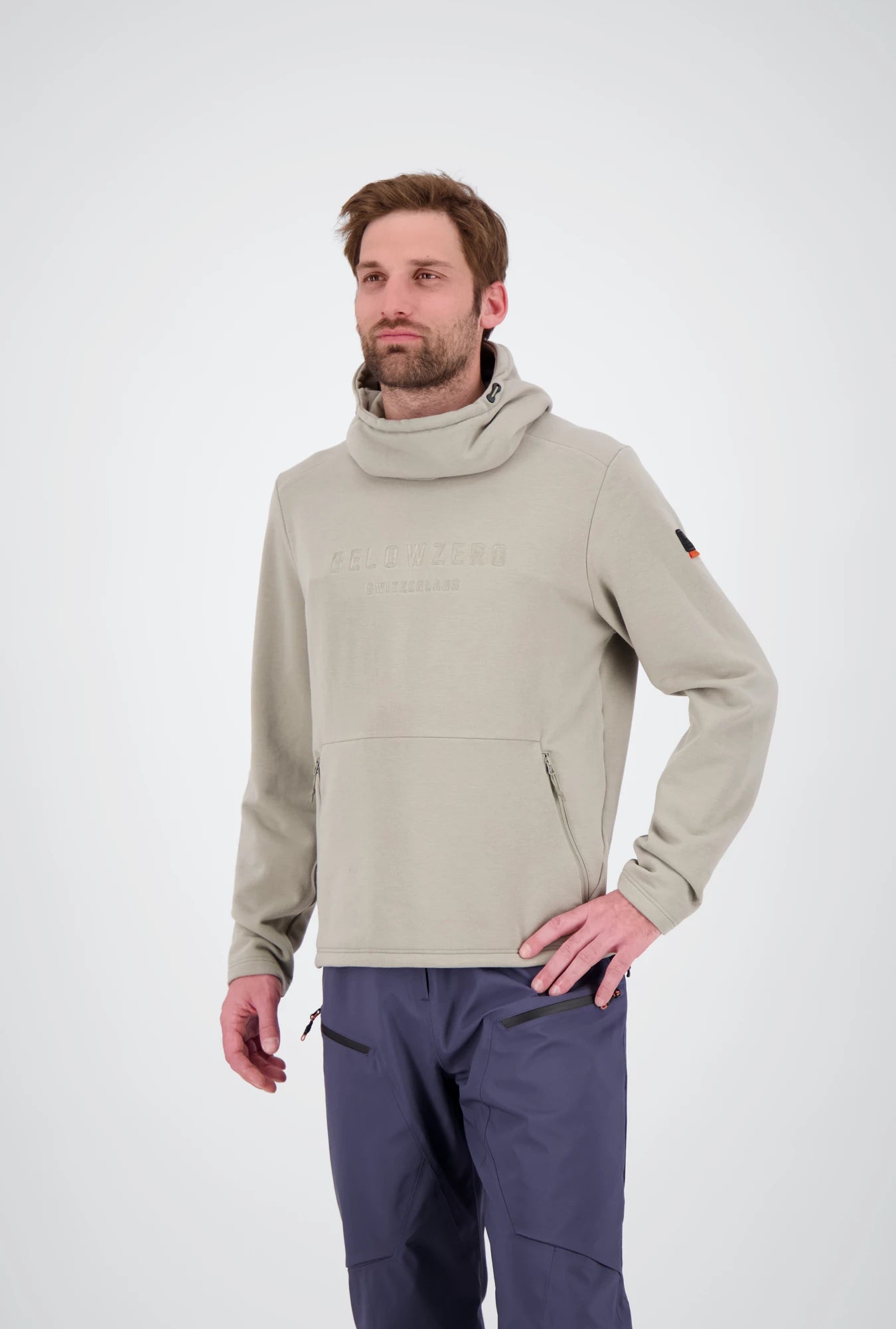 Frontansicht des dry moss Herren Tech Hoodie Brig von Belowzero