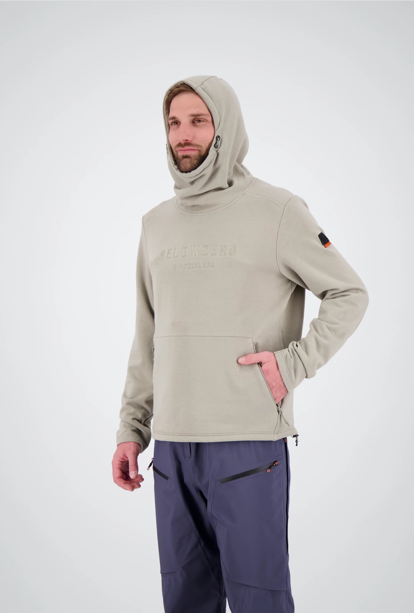 Frontansicht des dry moss Herren Tech Hoodie Brig mit Kapuze von Belowzero