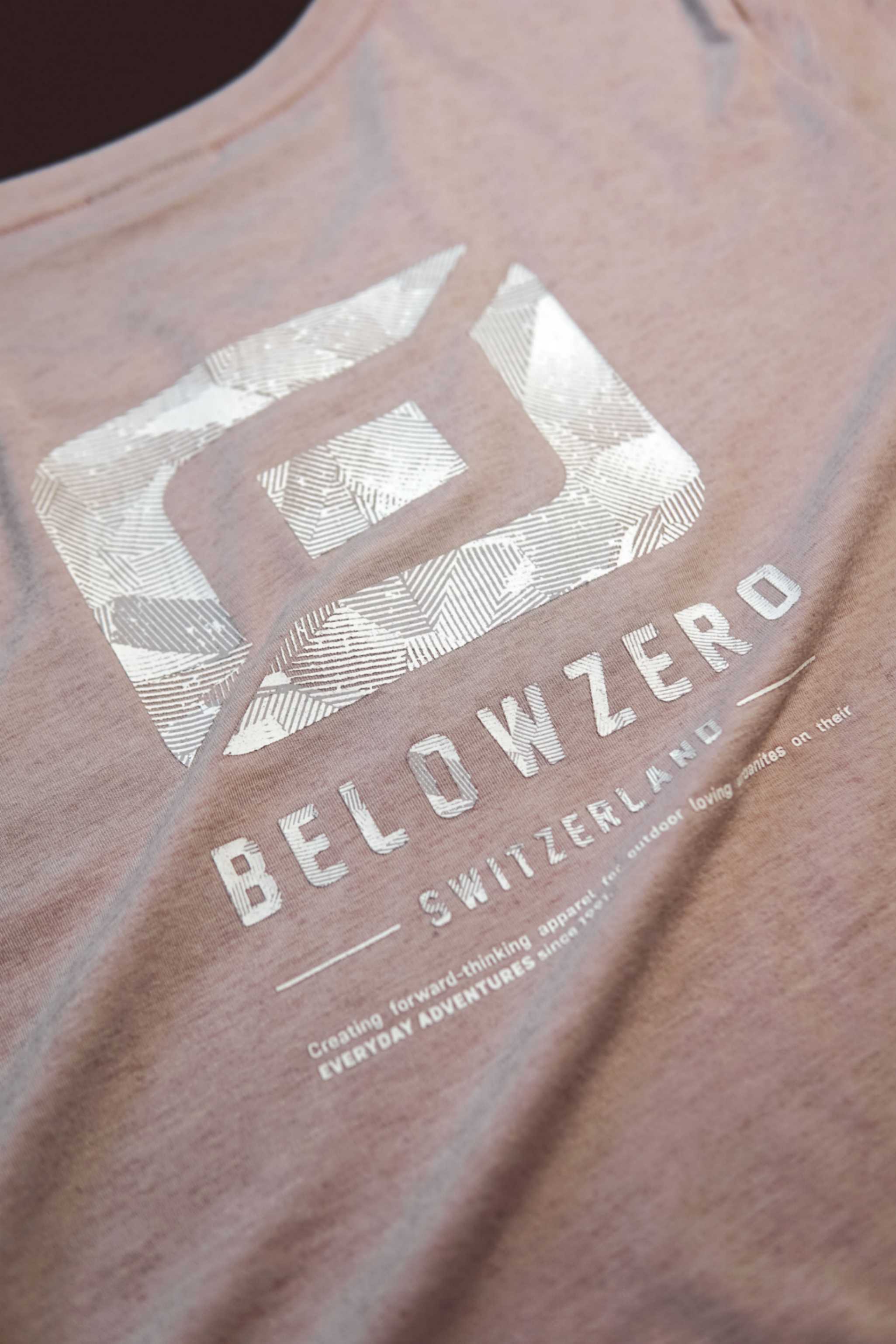 Detailansicht des magnolia cloud sportlichen T-Shirts Spiez von Belowzero