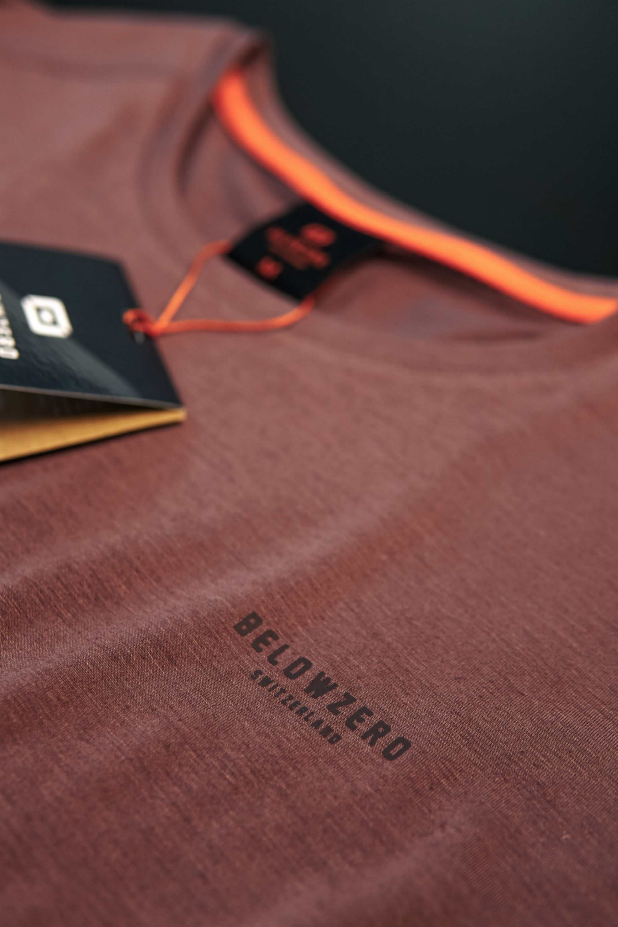 Detailansicht des mauve sportlichen T-Shirts Thun von Belowzero
