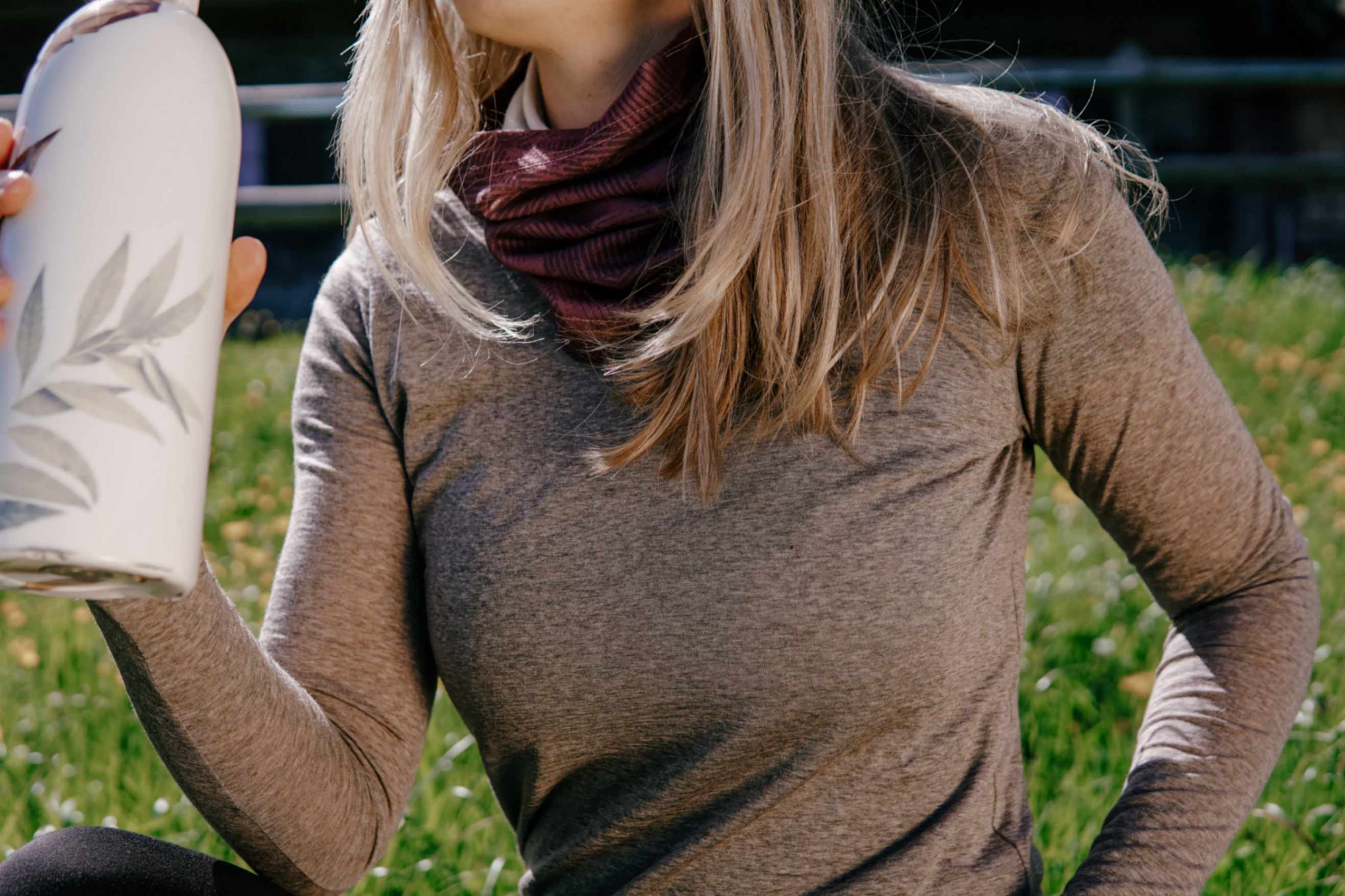Eine Dame trägt das Medium Light Merino Basleyer Longsleeve Shirt von Belowzero