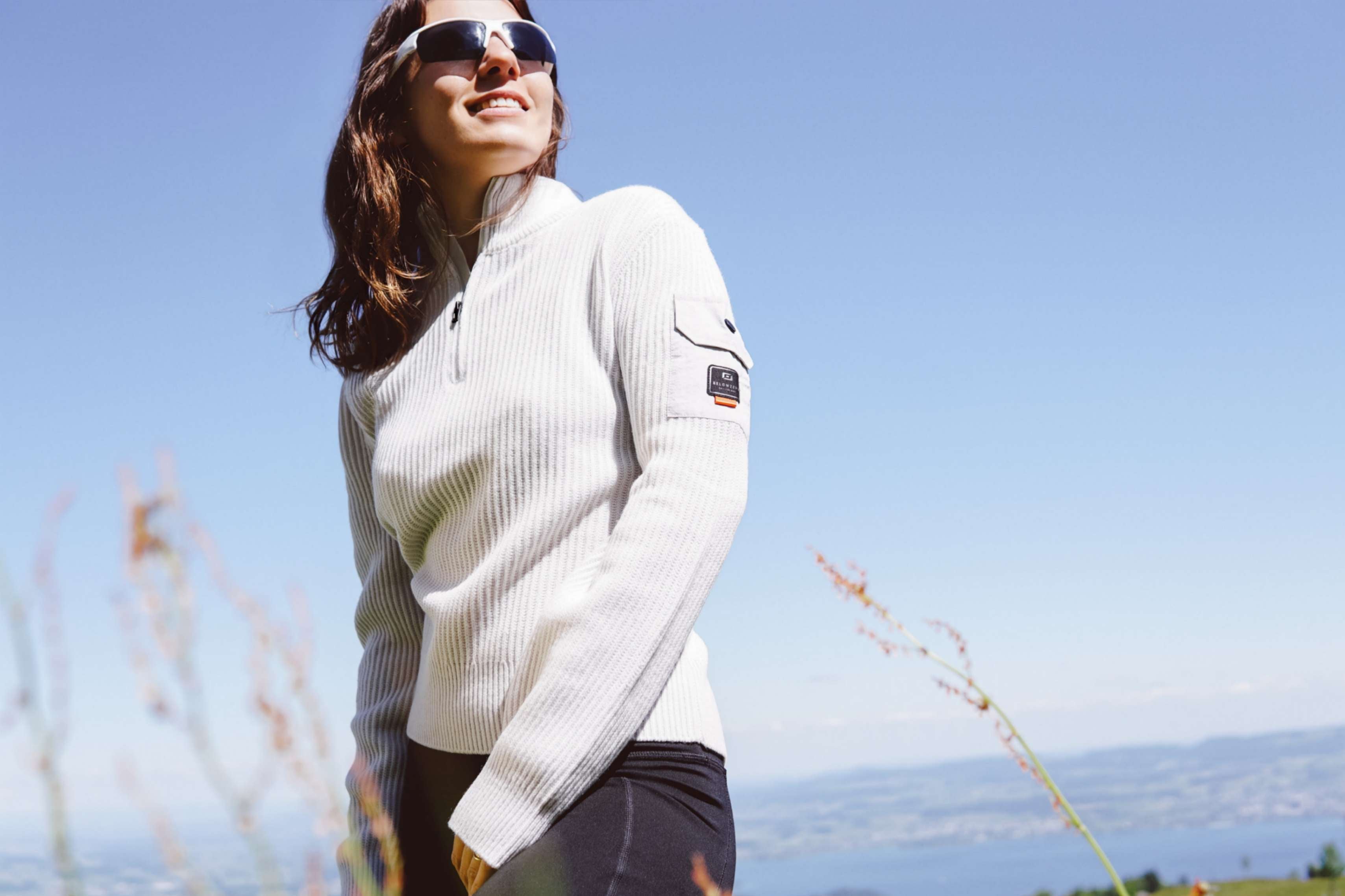 Eine Dame mit dem Belowzero Midlayer Pullover Rigi auf der Rigi