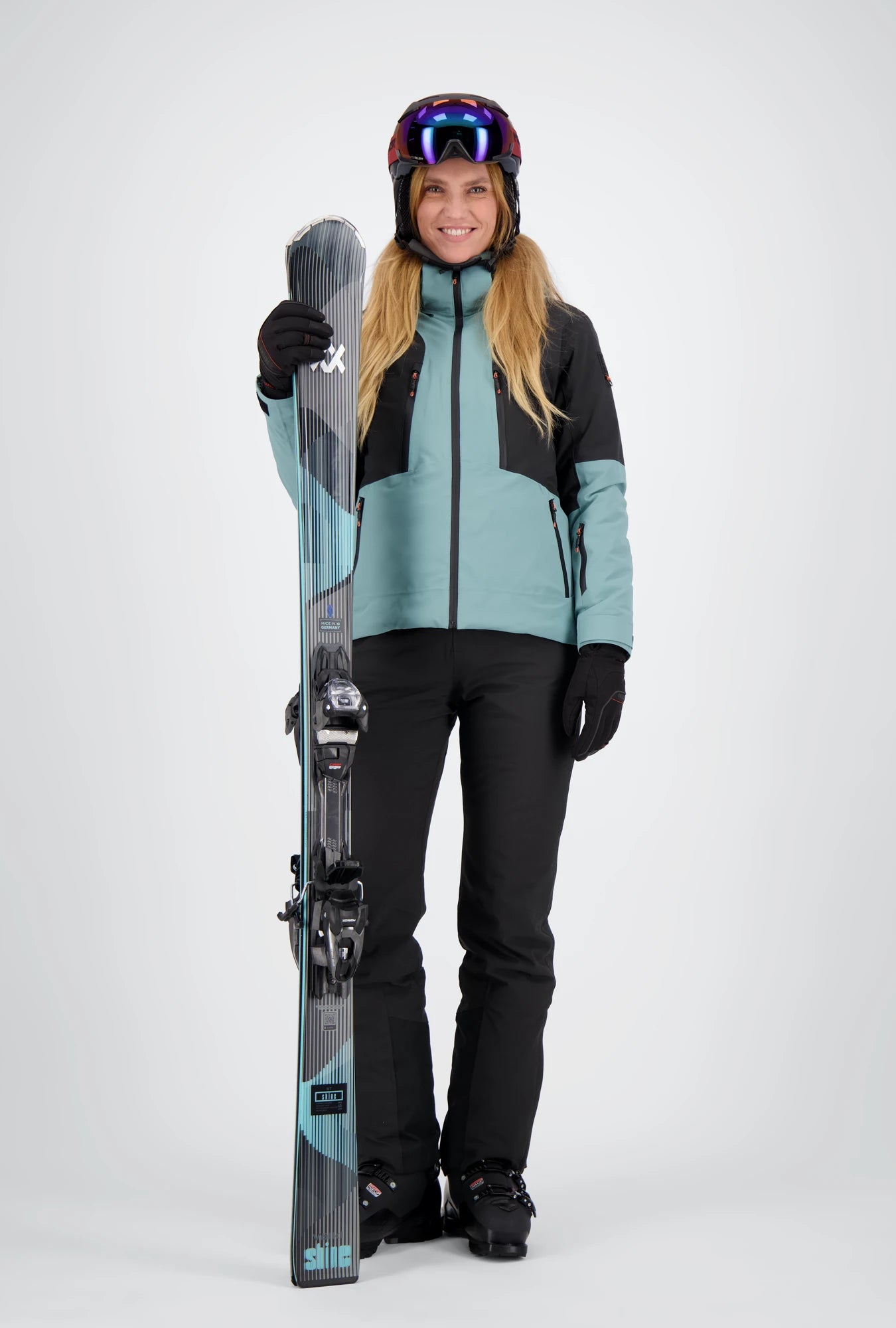 Eine Dame mit Ganzkörper Ansicht 
der cold teal Klosters Jacke.