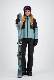Eine Dame mit Ganzkörper Ansicht 
der cold teal Klosters Jacke.