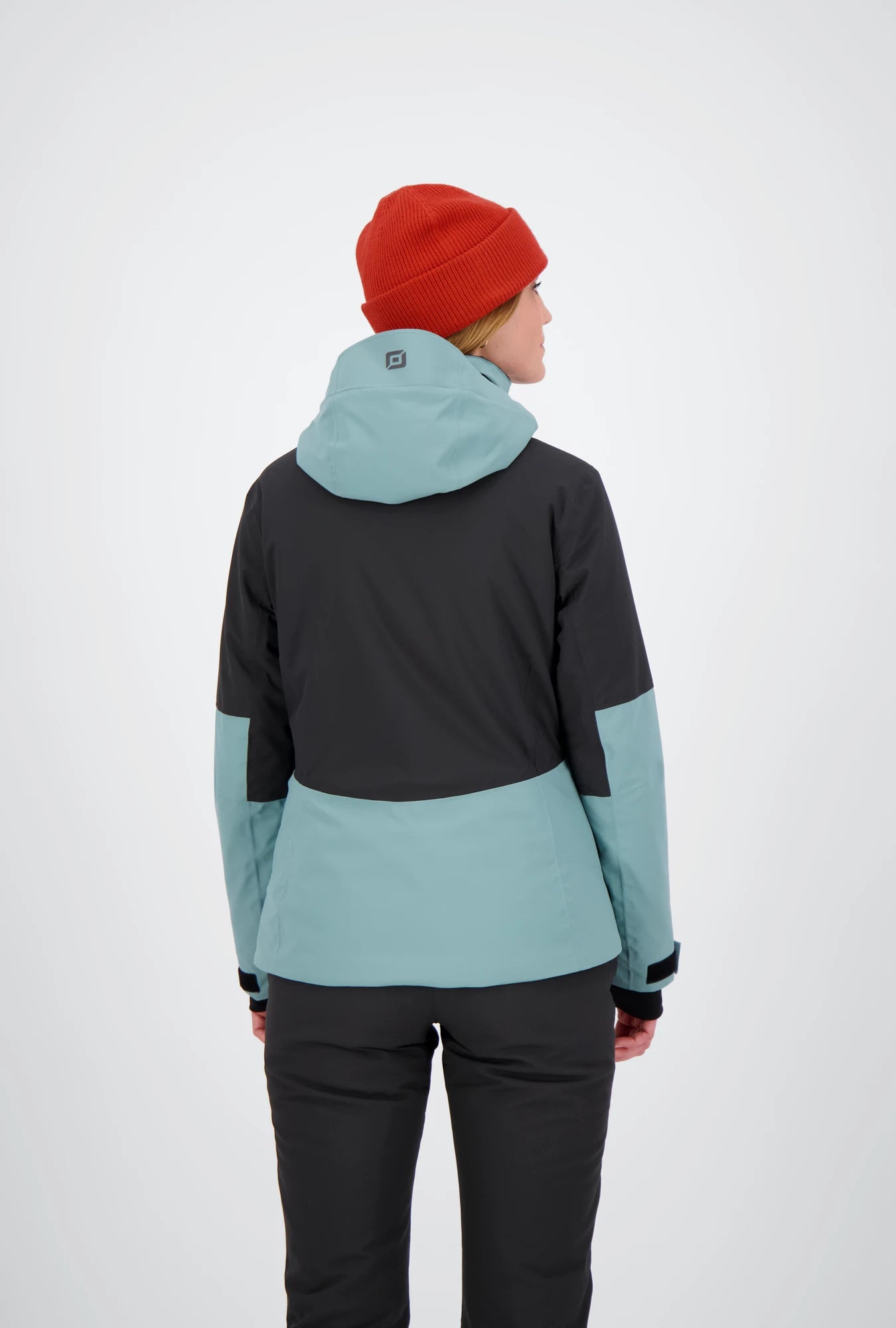 Eine Dame mit Rückenansicht 
der cold teal Klosters Jacke.