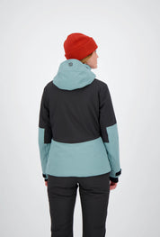 Eine Dame mit Rückenansicht 
der cold teal Klosters Jacke.