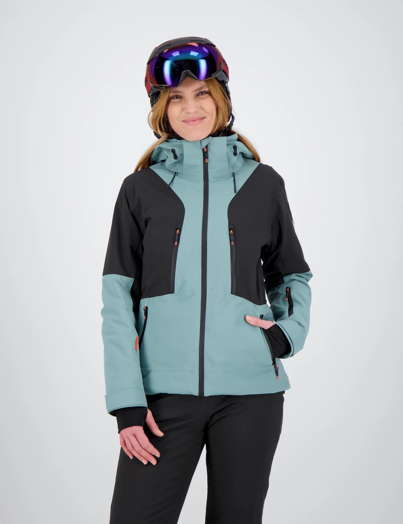 Eine Dame Front Ansicht mit der cold teal Klosters Jacke.