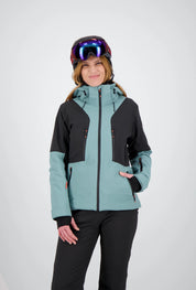 Eine Dame Front Ansicht mit der cold teal Klosters Jacke.