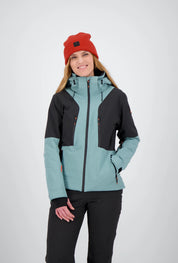Eine Dame mit Front Ansicht 
der cold teal Klosters Jacke.