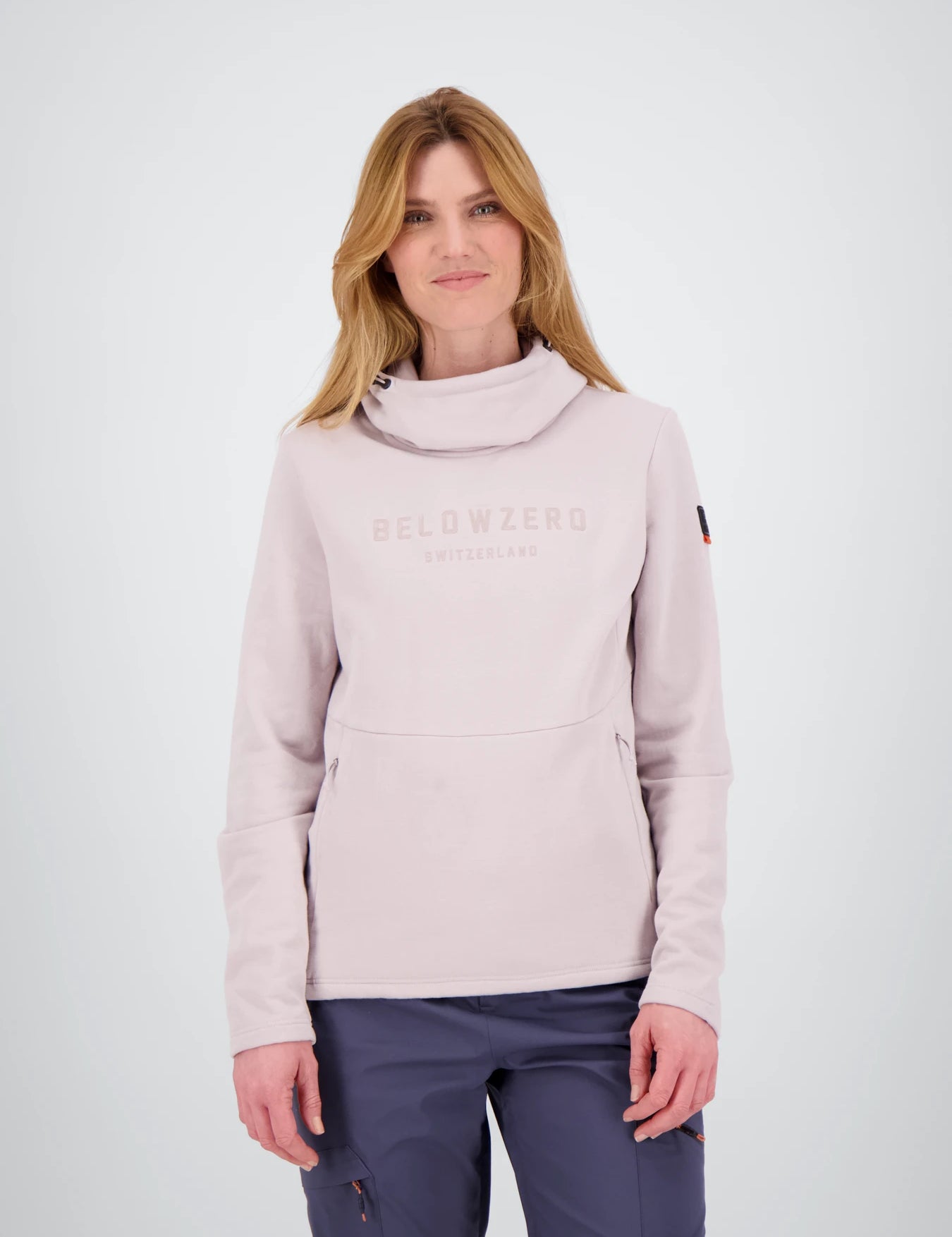 Frontansicht des Damen Tech Hoodie Sion von Belowzero in magnolia cloud