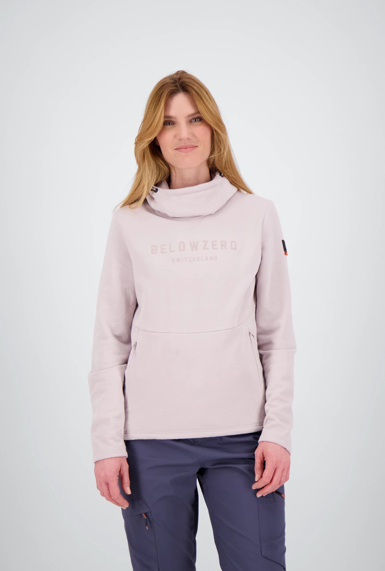 Frontansicht des Damen Tech Hoodie Sion von Belowzero in magnolia cloud